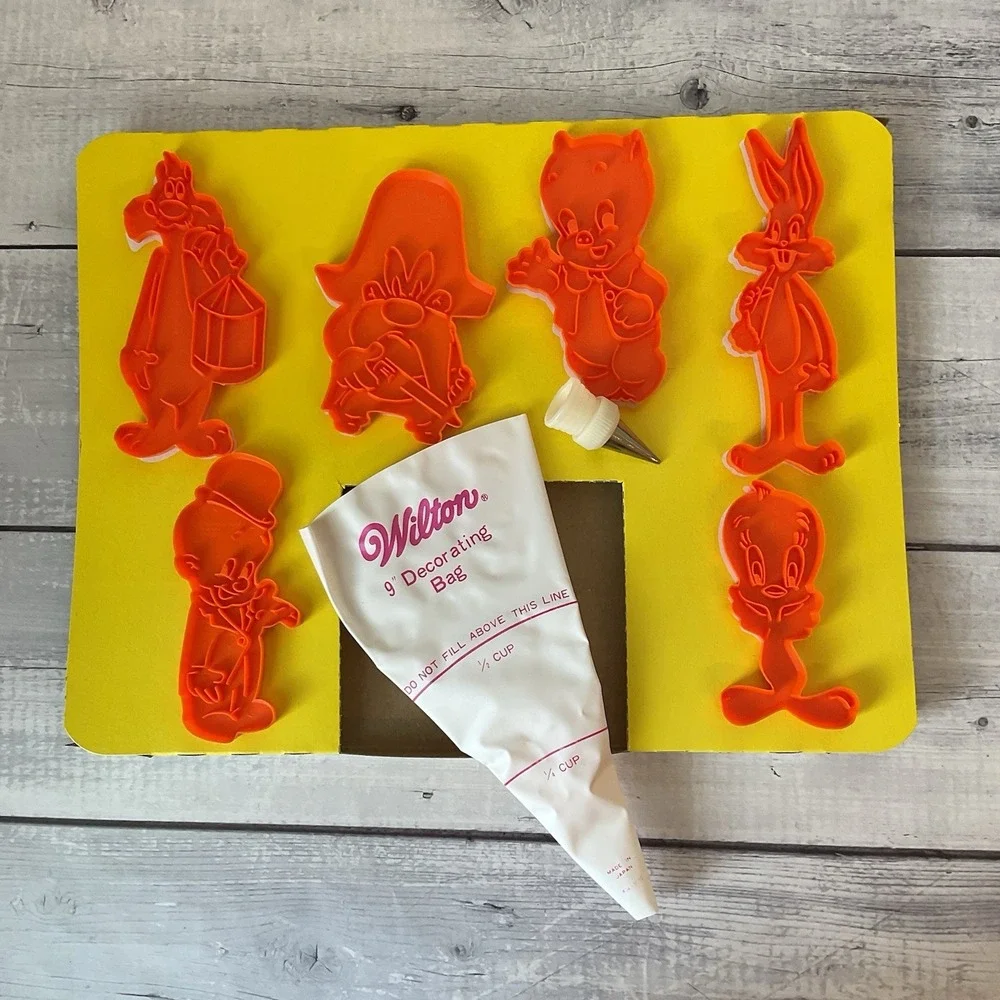 Wilton Looney Tunes Cookie Cutters‎ Decorating Kit 1978 Warner Bros Bugs Bunny